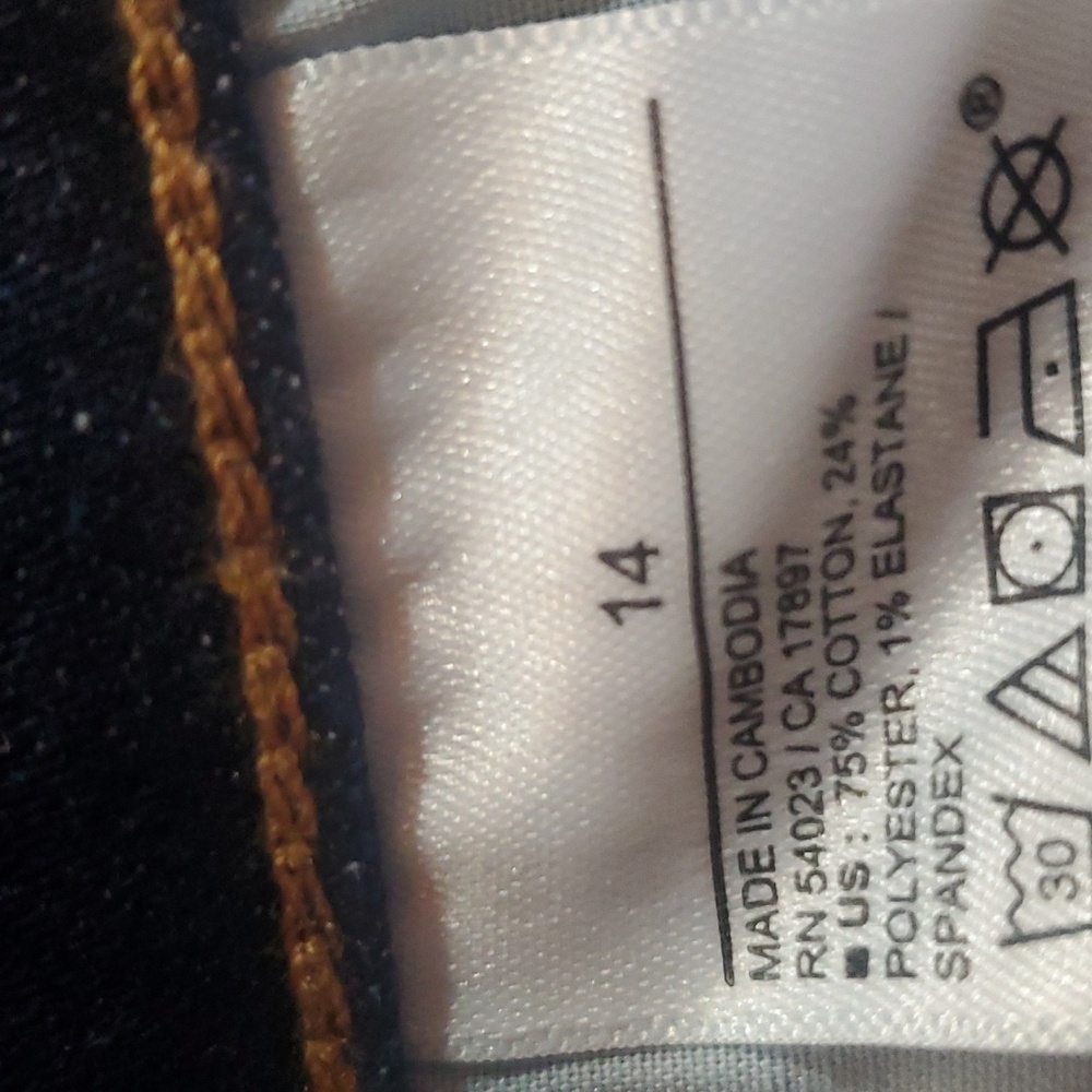 OLD NAVY MID RISE SHORTS - Picture 5 of 5